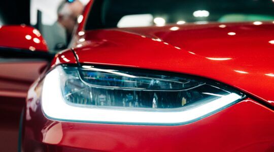 Een koplamp van een Tesla