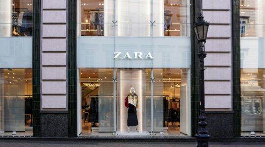 Voorzijde Zara winkel in Budapest