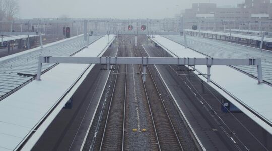 Een spoorweg vol sneeuw