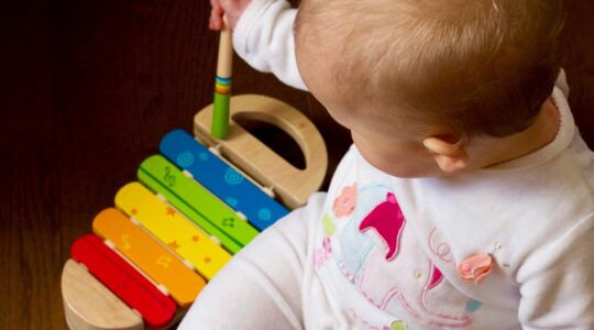 Baby die speelt met speelgoed