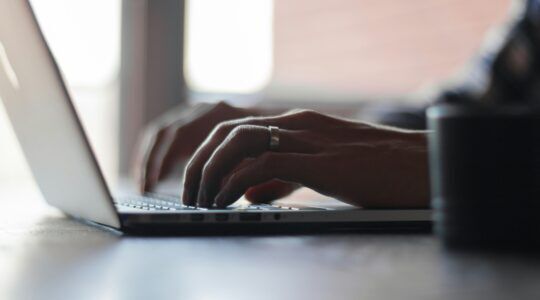 Iemand die aan het werk is op de laptop