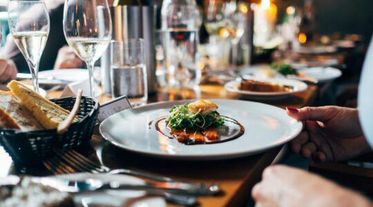 Een gevulde tafel in een restaurant.