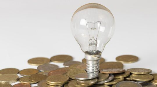 Een lamp die stroom nodig heeft en geld.