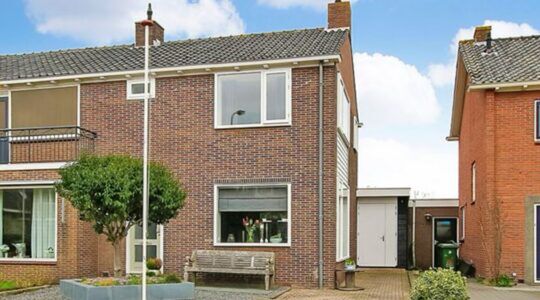 De voorzijde van de woning in Noord-Holland van Kees Smit.