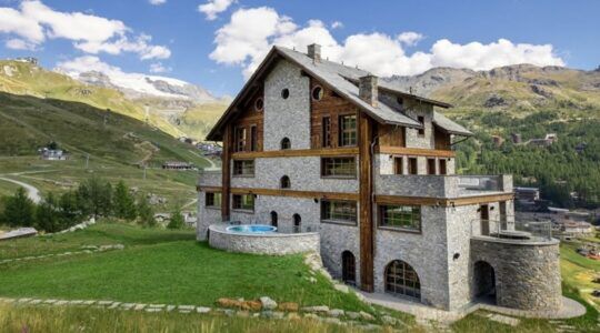 De voorzijde van het chalet in de Alpen.