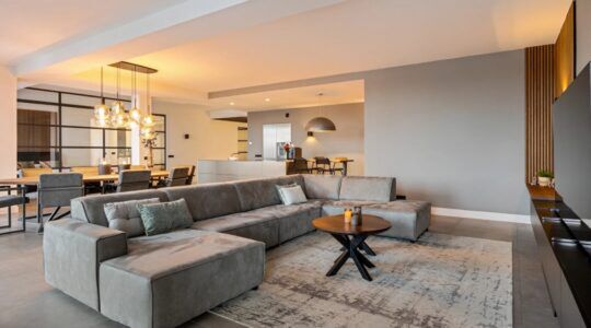 De living van de loft in Enschede.