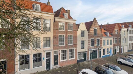 De voorkant van het huis van Michiel de Ruyter.