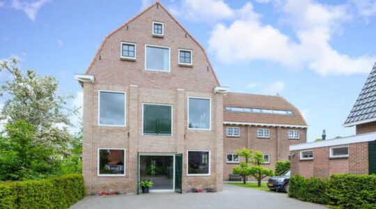 De voorzijde van het woonhuis dat op Funda staat.