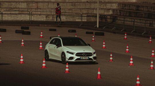 Een Mercedes die vermoedelijk wordt bestuurd door een autotester met een riant salaris.