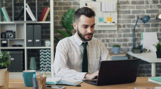 Iemand die aan het thuiswerken is en daarvan misschien een nadeel ervaart.
