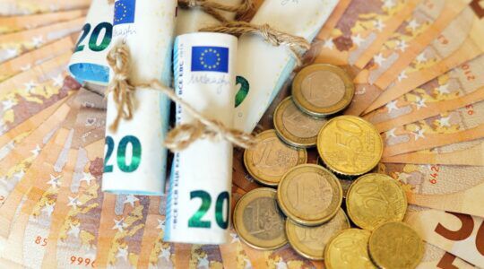 Geld, dat je minder hoeft te betalen als huizenkoper, omdat de hypotheekrente omlaag is gegaan.