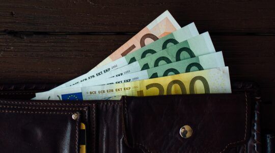 Geld in een portemonnee, dat economen vanaf 2028 moeten gaan betalen in Box 3.