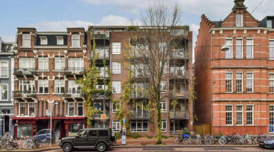 De buitenzijde van het appartement van Frank Rijkaard.