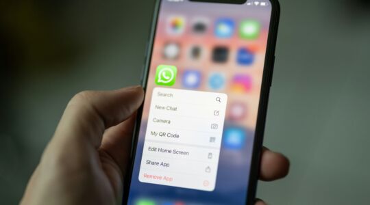 Iemand met WhatsApp open op zijn Smartphone