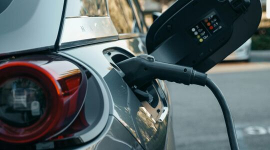 Een elektrische auto die aan het opladen is