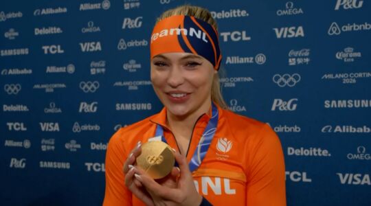 Jutta Leerdam met haar gewonnen gouden medaille op de Olympische Winterspelen 2026
