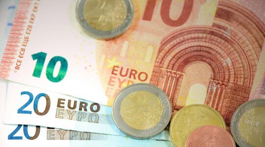 pensioengeld in de vorm van tien en twintig euro biljetten met losse muntjes erop