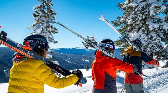 Skiërs die skis dragen