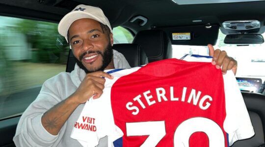 Nieuwe Feyenoord-voetballer Raheem Sterling in een auto