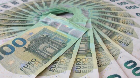 Een hele hoop geldbiljetten van 100 euro