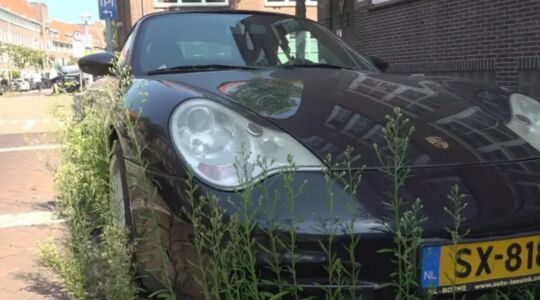 De verlaten Porsche Carrera in de Rivierenbuurt, Amsterdam