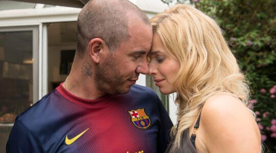 Jeroen van Koningsbrugge en Thekla Reuten in Schone handen (2015)