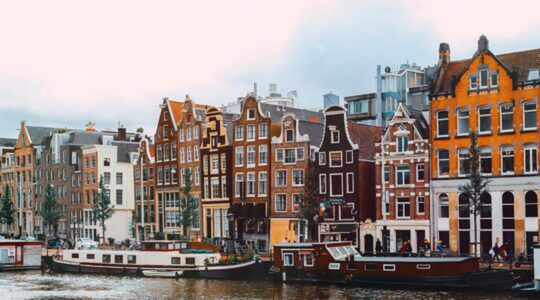 De voorzijde van huizen in Amsterdam