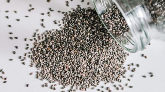 Een potje met chiazaad dat omgevallen is