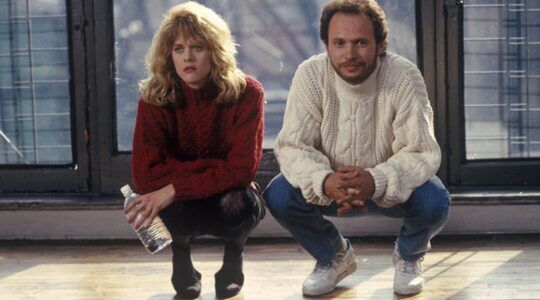 Een man en vrouw die gehurkt zitten