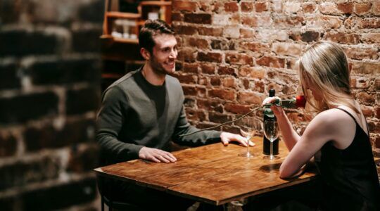 Een man en vrouw die op date zijn