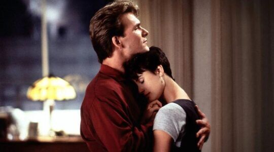 Een man en vrouw die knuffelen