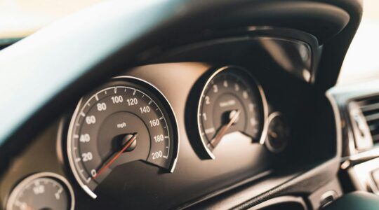 elke kilometer staat op het dashboad