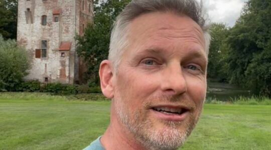 Barry Atsma, de man die zijn appartement verkocht.