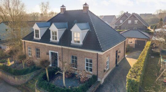 De Funda-villa die over de grens staat.