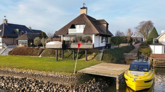 De achterzijde van de villa op Funda.