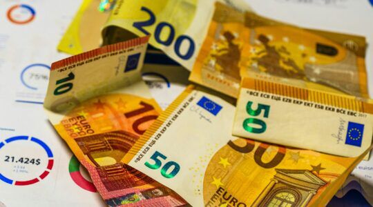 Geld, wat zzp'ers moeten betalen aan de verplichte AOV.