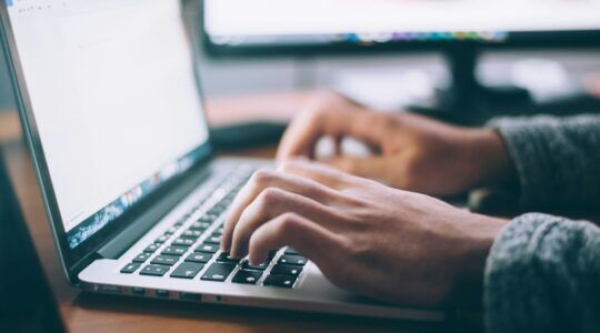 Laptopwerk, wat slecht kan zijn voor de gezondheid.