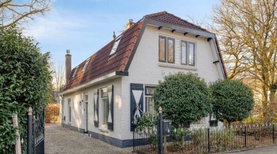 De voorzijde van de woning in Arnhem.