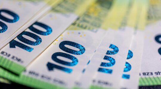 Geld, wat veel oud-studenten nog krijgen van de overheid.