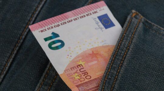 Geld, wat je zowel met een uitkering als via werk kan verdienen.