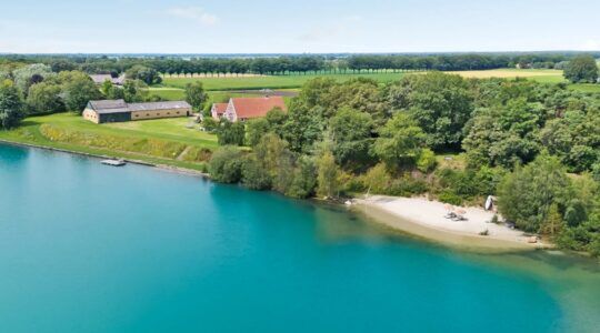 De vervallen woning en zijn privéstrand.