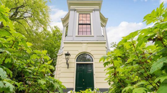 De voorkant van de koepelvilla in Wassenaar.