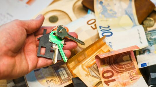 Een huissleutel voor een hoop geldbriefjes