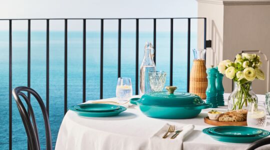 Producten van Le Creuset op tafel