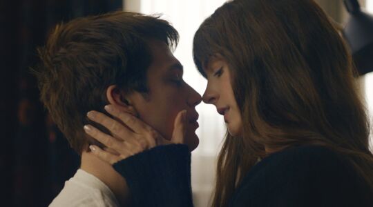 Nicholas Galitzine en Anne Hathaway in The Idea of You