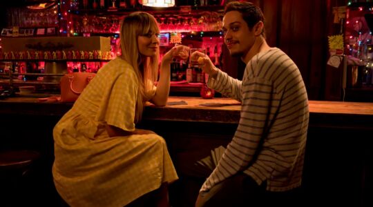 Kaley Cuoco en Pete Davidson in een scène uit de romantische komedie Meet Cute uit 2022