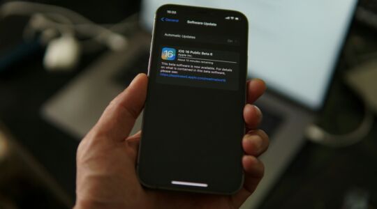 De iPhone 16 die aan het updaten is