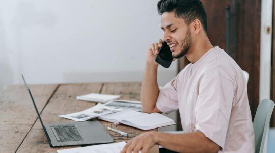Man druk aan het werk