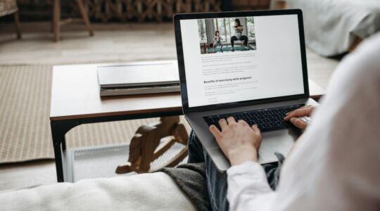 Iemand aan het werk op de laptop