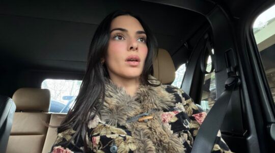 Kendall Jenner in de auto